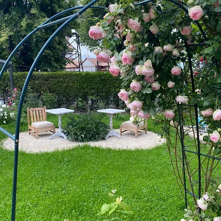 The House Of Roses Guest house *