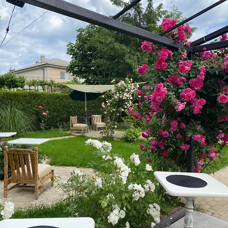Πανσιόν The House Of Roses