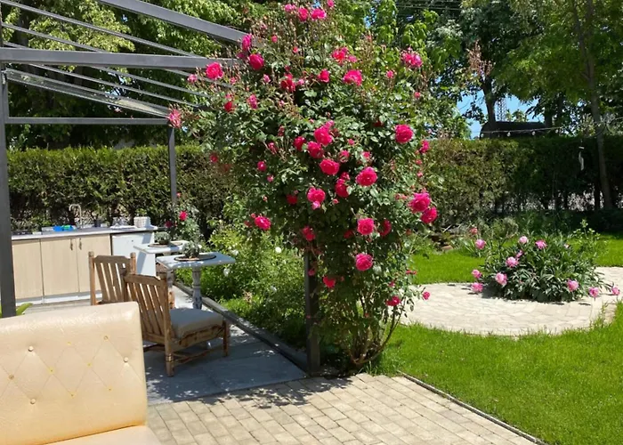 The House Of Roses בית הארחה 4*